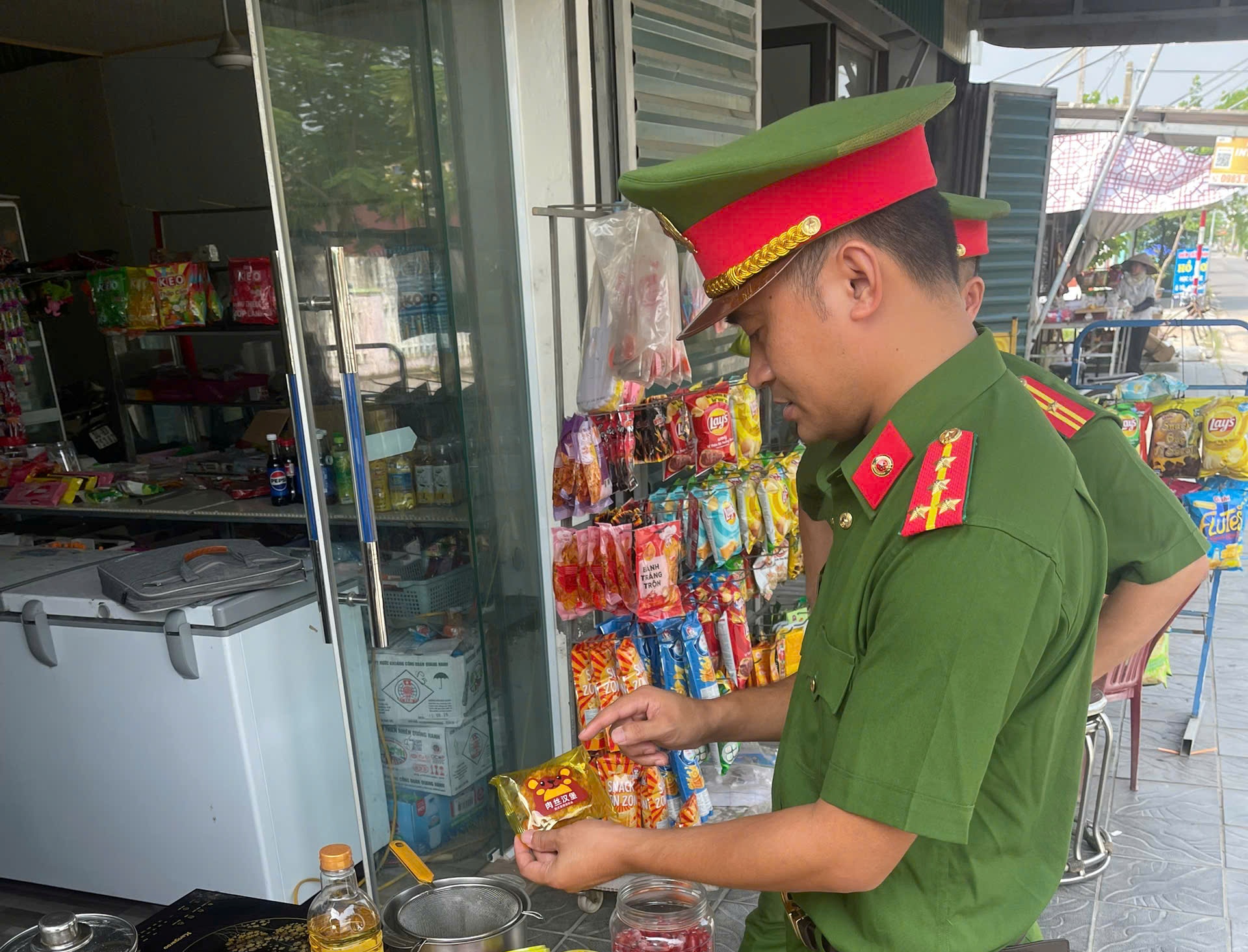 Công an xã Chí Minh kiểm tra an toàn thực phẩm khu vực các trường học